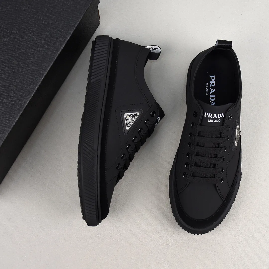 【PRADA】Men's shoes 💰400💰. Detonate the whole place! An international brand that is constantly innovating. This men's casual shoe is the original version. It is made of cowhide leather at a ratio of one to one at the store. It has leather feet and rubber non-slip outsole. It is breathable and comfortable. Quality speaks for itself. 👄38-44